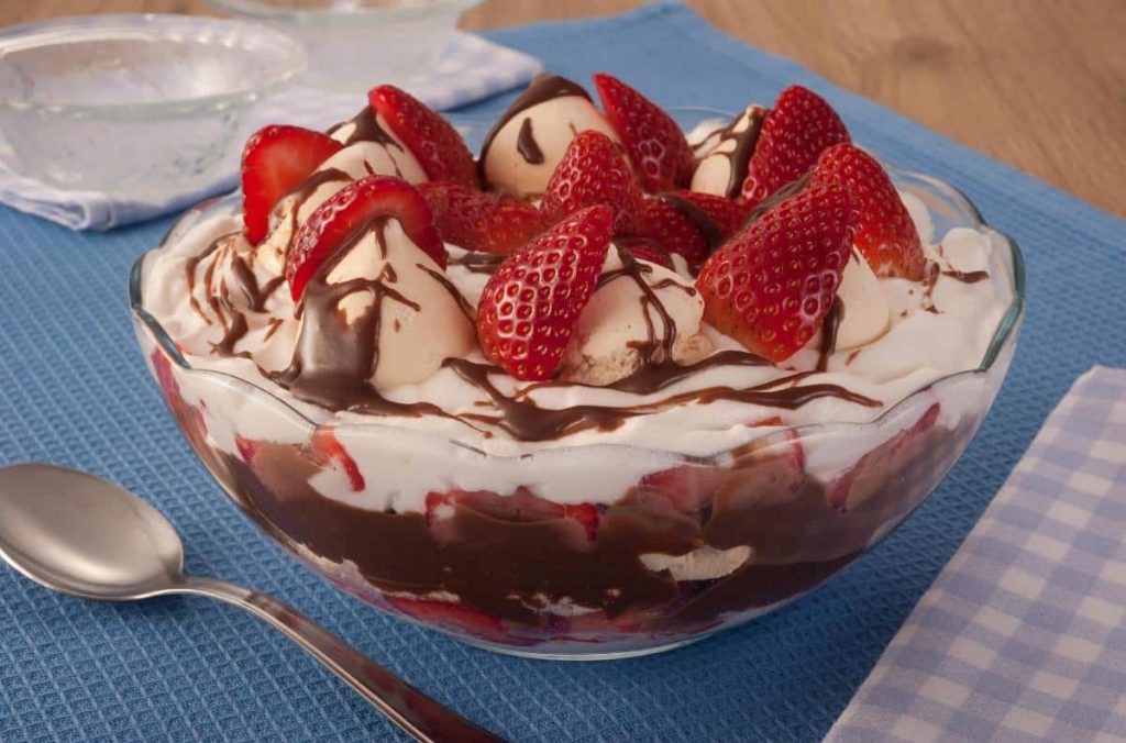 Sobremesa Simples De Morango Com Chantilly E Chocolate - Receitas Nota Dez