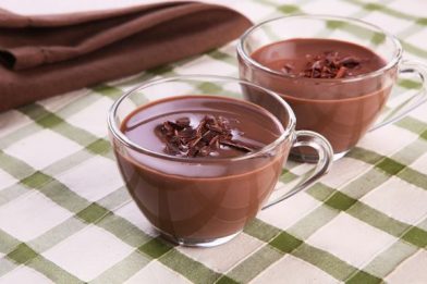Chocolate quente com chocolate em barra